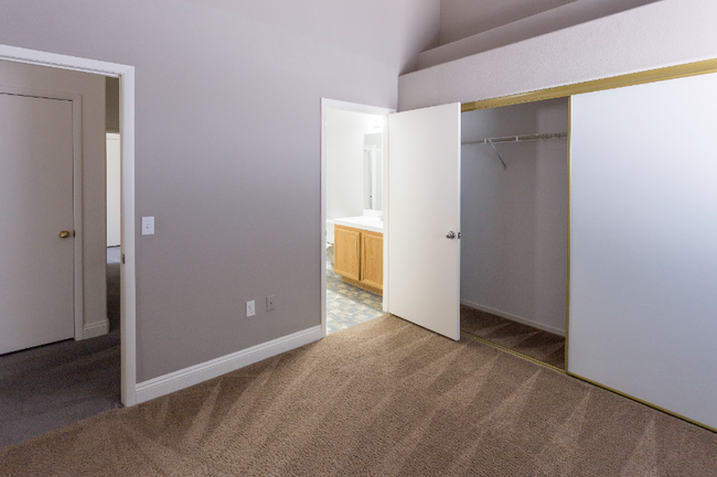 Building Photo - 2110 Los Feliz St