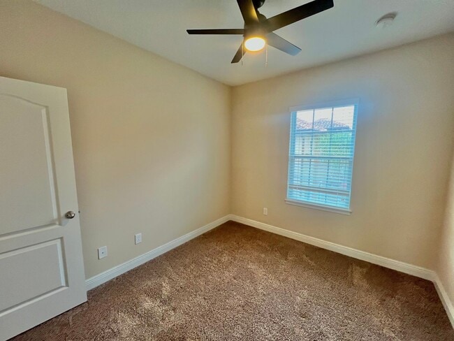 Building Photo - Spacious 4 Bed, 3.5 Bath Lake Mary Home in...