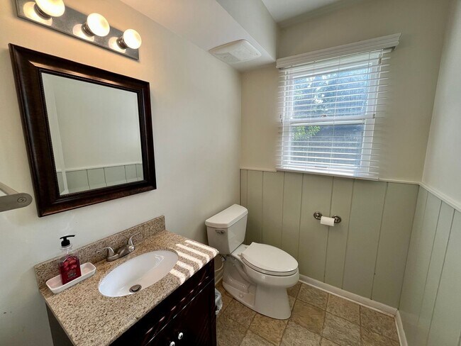 Building Photo - 3-bedroom, 1.5 bathroom unfurnished home in Saint Joseph