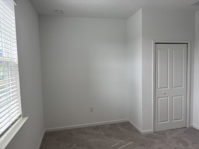 Building Photo - "Spacious 4-Bed Oasis with Granite Finishes & Guest Suite in Jacksonville!"