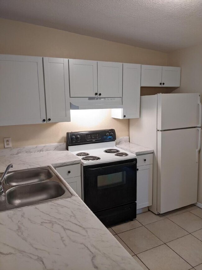 Building Photo - 2/1/ home in St. Pete