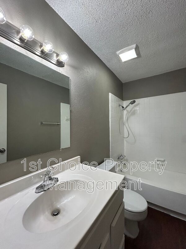 Building Photo - 625 Edwards Dr