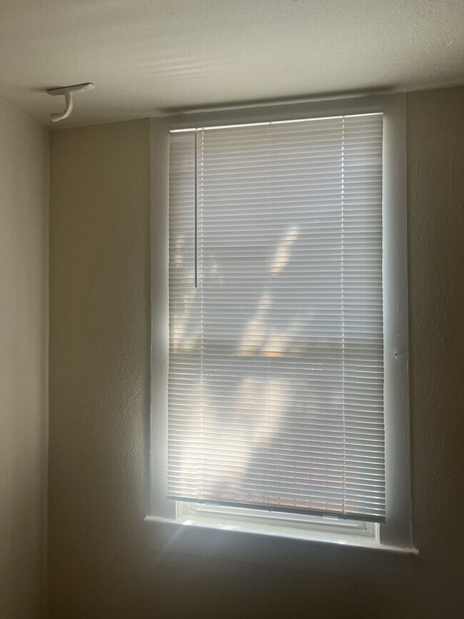 Building Photo - Adorable downtown Grass Valley Bungalow