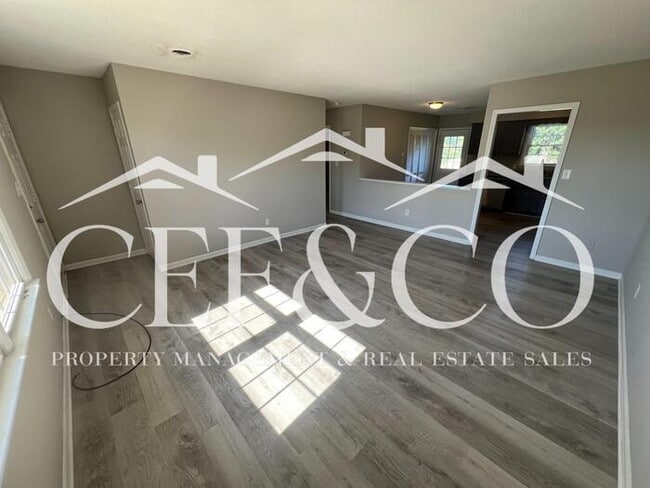 Building Photo - Conveniently located 2 bedroom 1 bathroom duplex now available!