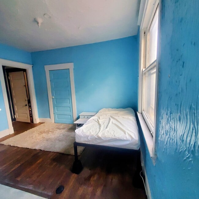 Building Photo - 2451 Maplewood Ave