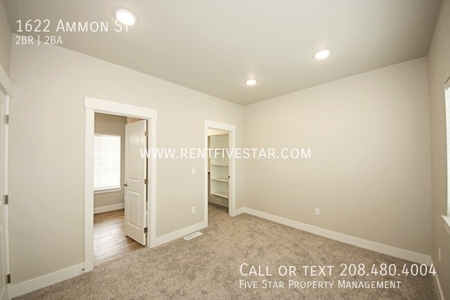 Building Photo - Stunning 2 Bedroom End Unit Townhome, Buil...