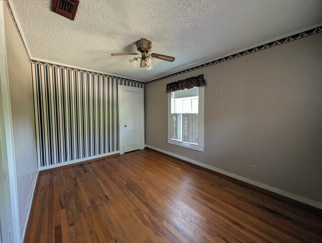 Building Photo - 6400 Gibson Ln