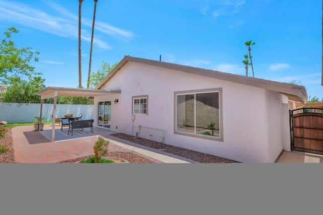 Building Photo - 7509 N Vía Del Elemental