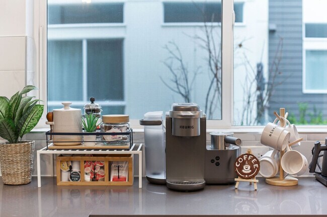 Building Photo - 628 10th Ave E