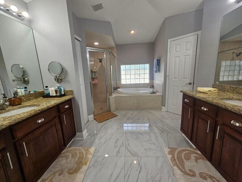 Building Photo - 5721 NW Alcazar Ter