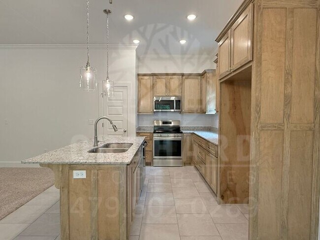 Building Photo - Single-Family Home- 2 Bed/ 2 Bath w/ Hobby...