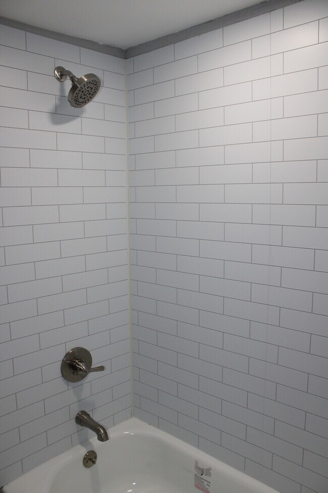 Building Photo - Unique Rental in Grandview with 3 bay gara...