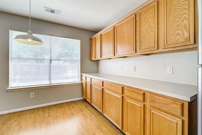 Building Photo - 4826 Linden Pl