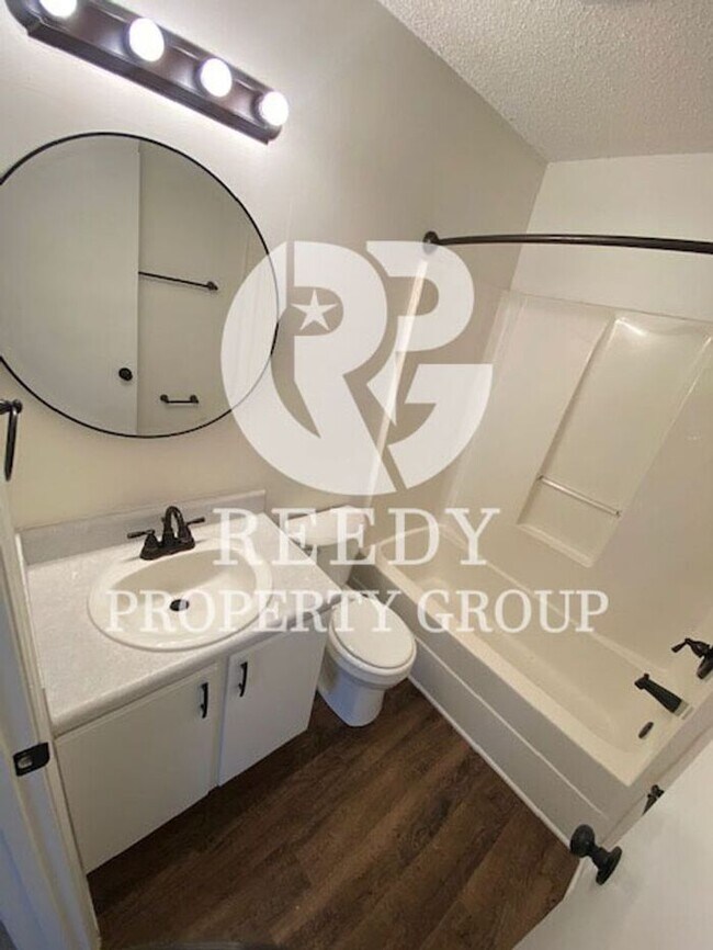 Building Photo - NEWLY UPDATED!! 2 Bedroom 1 Bathroom Townhome