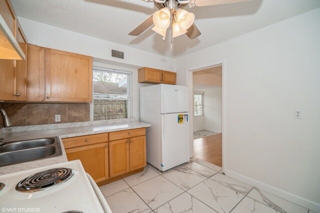 Building Photo - 2154 Henry St NE