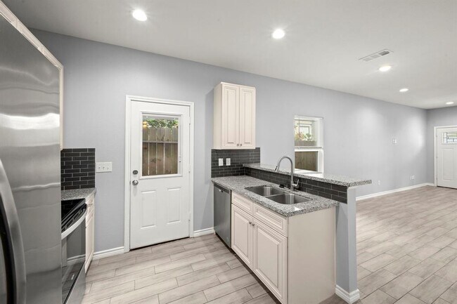Building Photo - 16670 Meadowcroft St