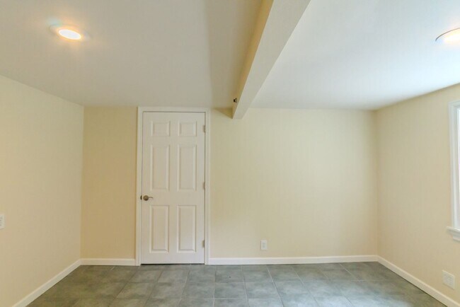 Building Photo - Spacious 1 bedroom Maple Leaf Bungalow w/AC!