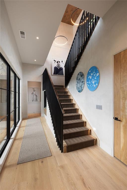 Building Photo - 725 Rocky Point Dr