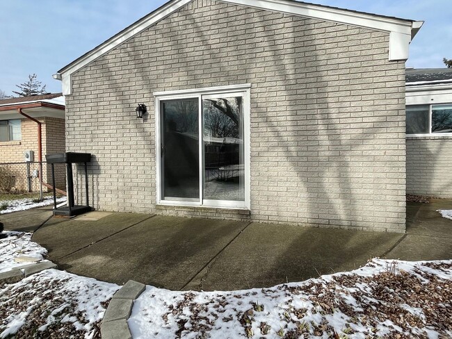 Building Photo - Sterling Heights - 3-Bedroom Ranch with Fa...