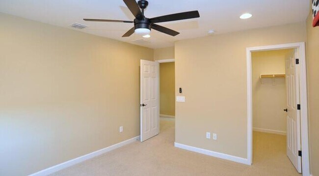 Building Photo - Stunning Executive Home (former model) in ...
