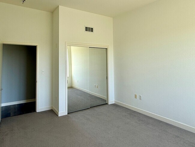 Building Photo - Spacious, Luxurious Modern 2 Bedroom, 2 Bathroom condo on the Top Floor of the Highly Desired Pla...