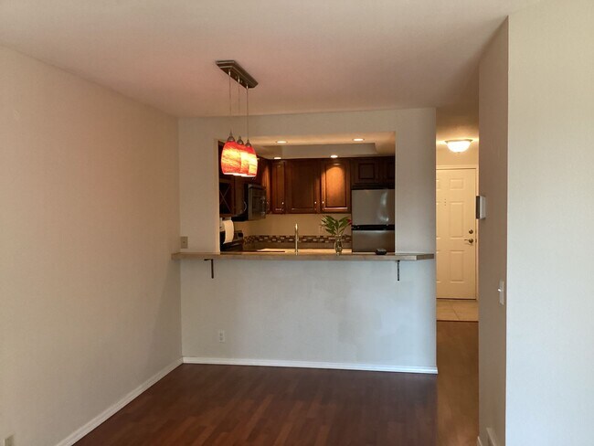 Building Photo - Charming Edmonds Condo with Two Garages an...