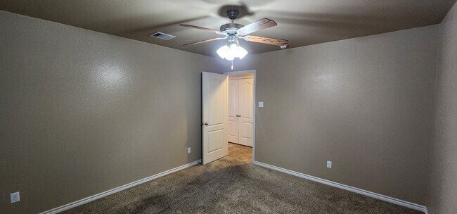 Building Photo - 2 bedroom 2 bath close to Clear Creek 8/12 move in date