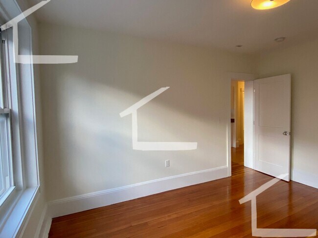 Building Photo - Nicely Renovated 2BR/1Bath in Brookline!