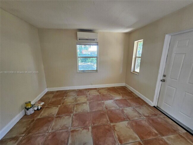 Building Photo - 118 NW 8th Ave