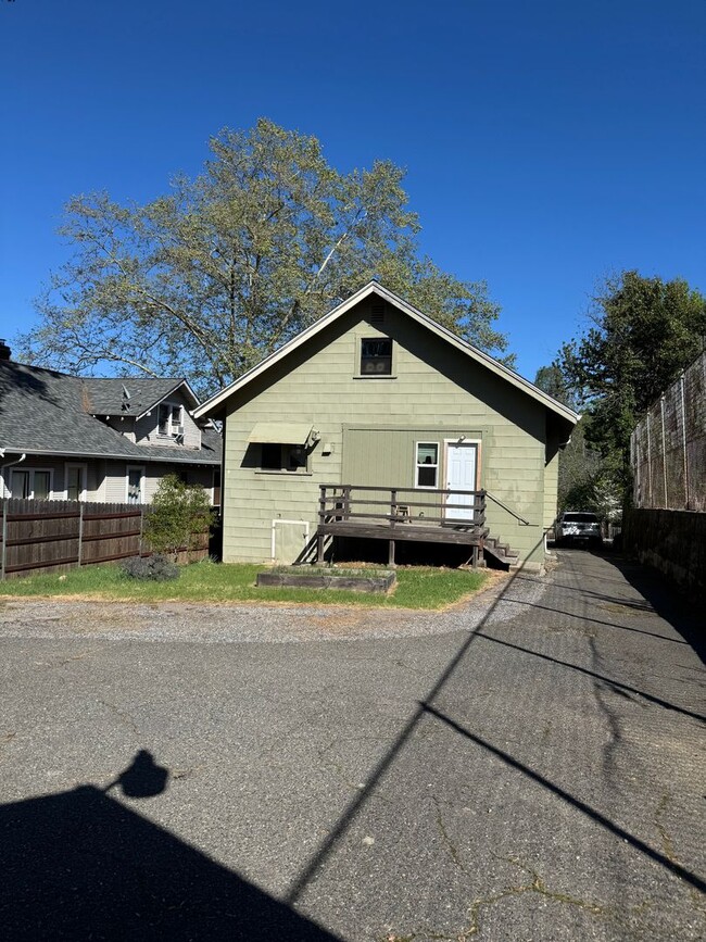 Building Photo - 2 Story home close to downtown