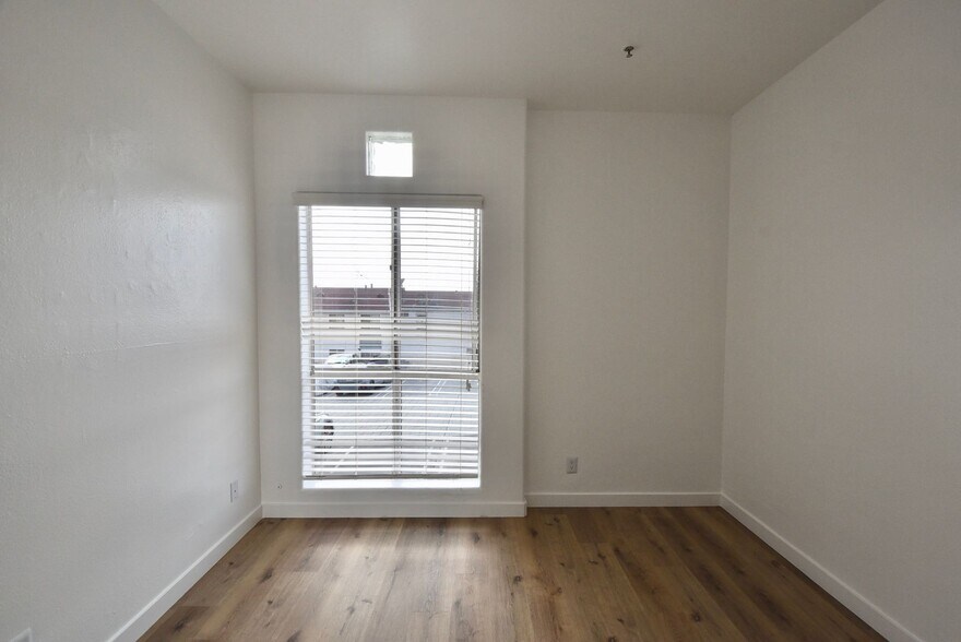 Building Photo - 425 N Alvarado St