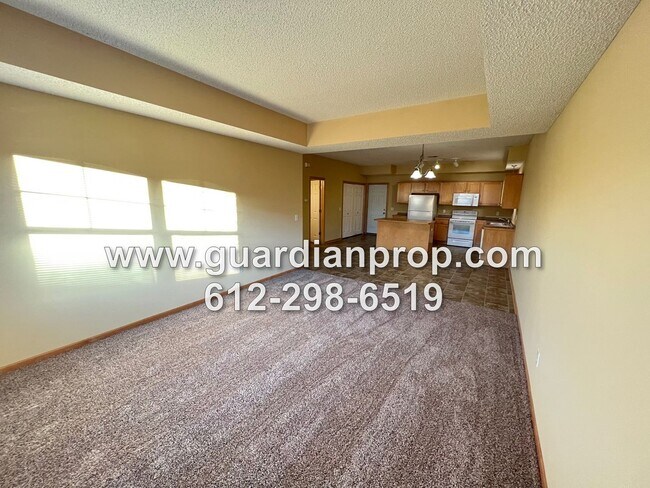 Building Photo - Huge End Unit Townhouse for October 1, Ope...