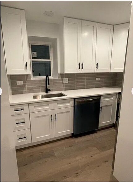 Building Photo - 511 W Barry Ave