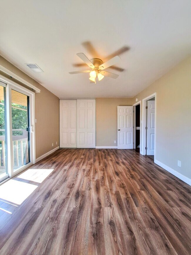 Building Photo - Beautiful & Spacious 3bd Townhouse w/Detached Garage