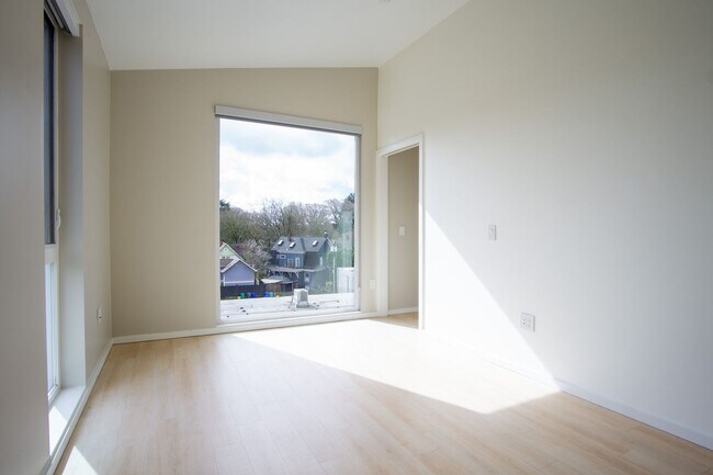 Building Photo - Modern Top Floor Corner Apt w/ W/D, A/C, & DW!