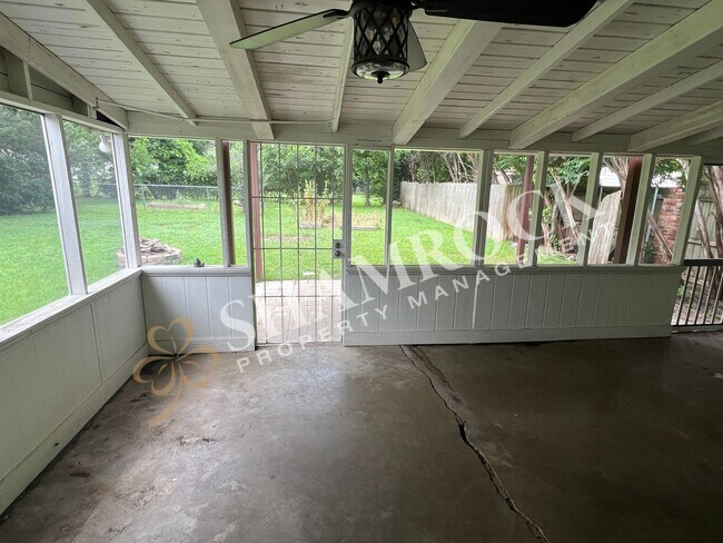 Building Photo - Central Waco Home