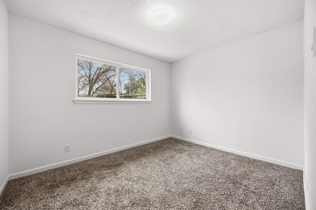 Building Photo - 11301 Oakwood Dr