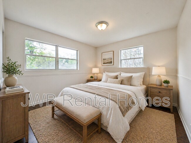 Building Photo - 2050 Monteau Dr