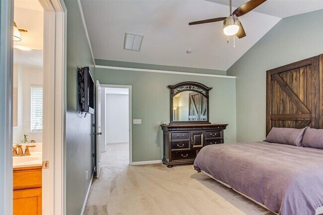 Building Photo - Charming 3 bedroom, 2.5 bath home located in the Lismore Park community.