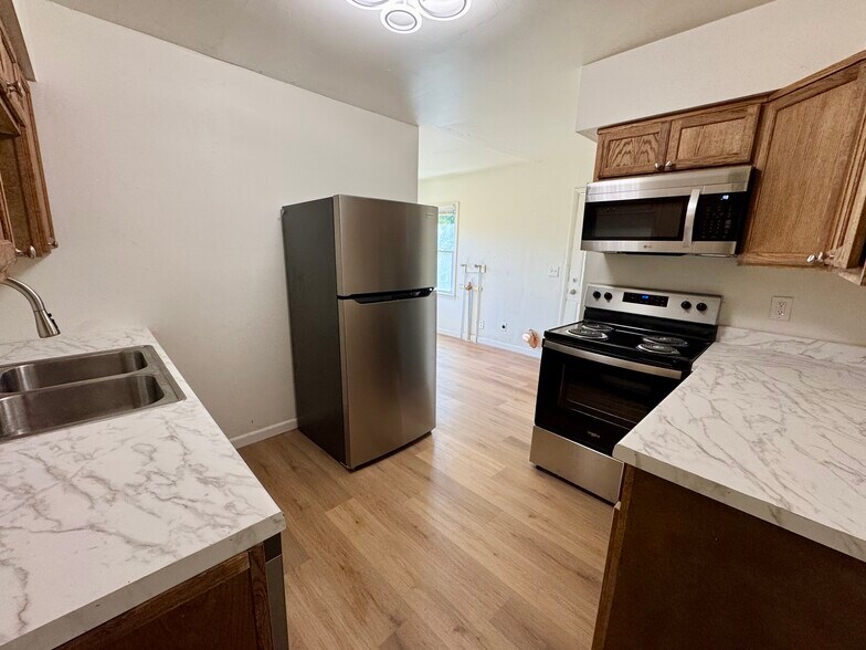 Building Photo - 8801 E Independence Ave