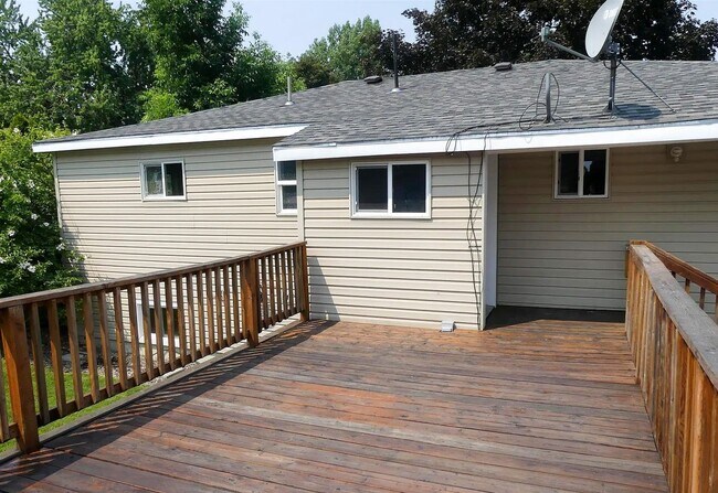 Building Photo - Thomas Duplex