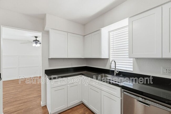 Building Photo - 231 N Robson