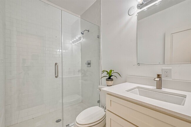 Building Photo - 1924 Calumet St