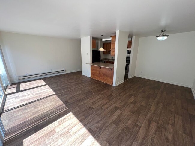 Building Photo - Spacious 2 bedroom 1 bath with large priva...