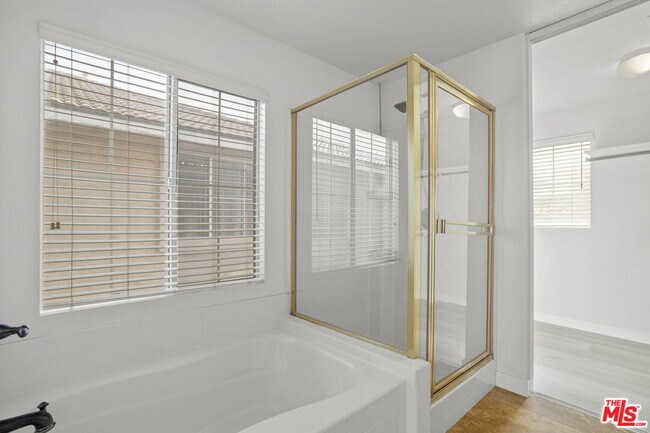 Building Photo - 16850 Merion Ln