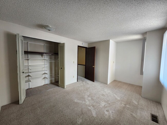 Building Photo - Spacious N. Richland Townhome- Includes Washer & Dryer!