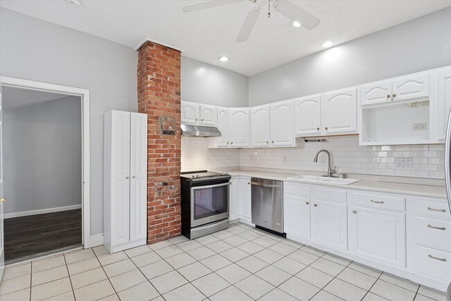 Building Photo - 156 N Broadway