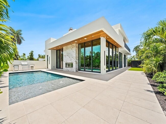 Building Photo - 2657 NE 34th St