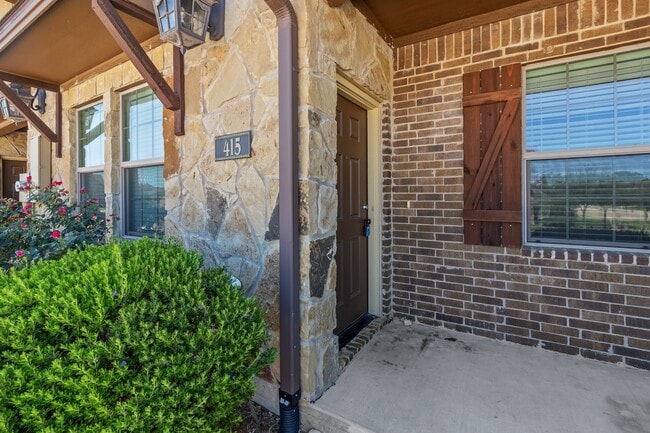 Building Photo - 415 Goldilocks Ln