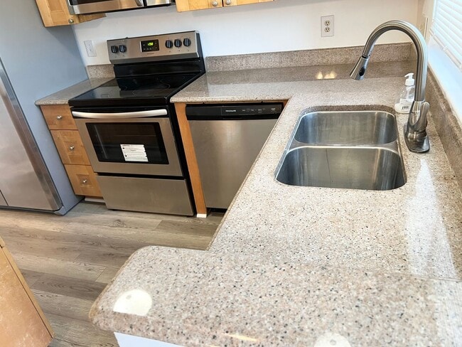 Building Photo - Stunning 3 Bedroom 2.5 Townhome Located in...